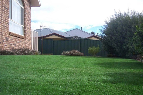 Jerralow down look artificial grass